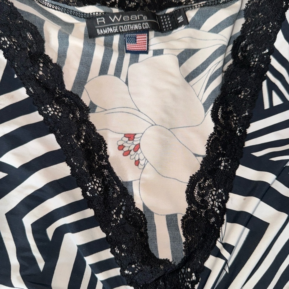 Ladies blouse. Size medium. - Picture 4 of 4